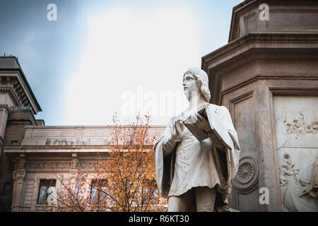 Mailand, Italien - 2 November, 2017: architektonisches Detail einer Statue zu Ehren von Leonardo da Vinci von Bildhauer Pietro Magni 1872 in Mailand Stockfoto