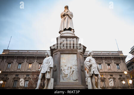 Mailand, Italien - 2 November, 2017: architektonisches Detail einer Statue zu Ehren von Leonardo da Vinci von Bildhauer Pietro Magni 1872 in Mailand Stockfoto