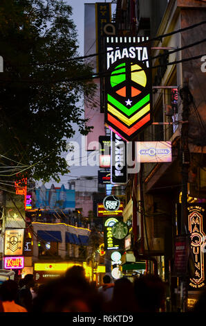 Lebhaften Nachtleben von Hauz Khas Dorf in Delhi. Die Heimat vieler upstreet Cafés und Pubs, Hauz Khas Dorf ist Delhi beliebtesten Party statt. Stockfoto