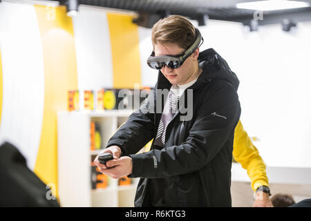 Moskau, Russland - 27. Oktober 2018. Mann mit Virtual Reality Headset spielen Spiel Stockfoto