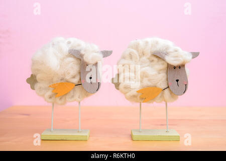Lustige Schafe vor rosa Hintergrund Stockfoto