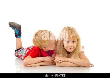 Junge und Mädchen isoliert auf weißem Hintergrund Stockfoto