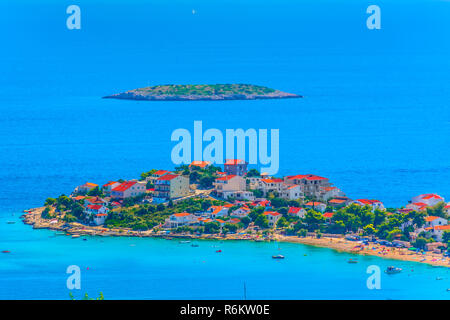 Luftaufnahme am kleinen malerischen Ort Sevid in Dalmatien, Kroatien. Stockfoto