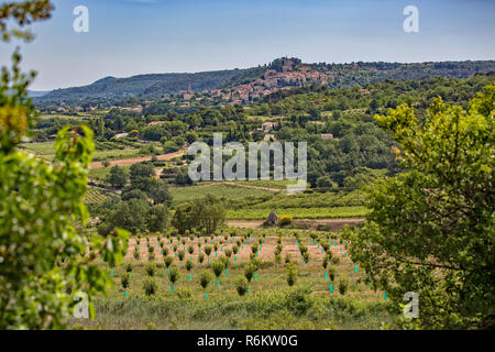 Blick auf das Dorf Bonnieux. Landschaft in der Nähe von Bonnieux, Provence, Luberon, Vaucluse, Frankreich Stockfoto