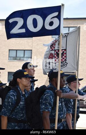 GREAT LAKES, Illinois (16. Mai 2017) Rekruten warten in der Ausbildung vor der Freiheit Halle am ersten Tag der Boot Camp am Training Befehl Rekrutieren (RTC) in Great Lakes, Illinois die Rekruten verbringen Ihre erste Woche von Boot Camp in EDV-Verfahren vor dem offiziellen Tag der tatsächlichen Ausbildung abschließen. Stockfoto