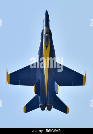 GOLDSBORO, N.C. (19. Mai 2017) Cmdr. Frank Weisser, Lead solo Piloten der US-Navy Flight demonstration Squadron zugeordnet, die Blue Angels, fliegt über die Flügel über Wayne Air Show. Der Blaue Engel sind geplant mehr als 60 Demonstrationen in den USA im Jahr 2017 durchzuführen. Stockfoto