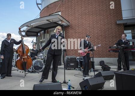 SPOKANE, Washington (18. Mai 2017) Matrosen zu U.S. Navy Band Nordwesten zugeordnet führt an der North Valley High School während Marine Woche Spokane, Washington Navy Woche Programme als Auftraggeber übertreffen Bemühung der Marine in Gebieten des Landes ohne eine bedeutende Marine Präsenz dienen, mit 195 Marine Wochen in 71 verschiedenen Städten der USA statt. Stockfoto