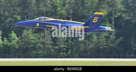GOLDSBORO, N.C. (19. Mai 2017) Leutnant Tyler Davies, gegnerischen solo Piloten der US-Navy Flight demonstration Squadron zugeordnet, die Blue Angels, führt eine Low-Übergang Abflug am Flügel über Wayne Air Show. Der Blaue Engel sind geplant mehr als 60 Demonstrationen in den USA im Jahr 2017 durchzuführen. Stockfoto