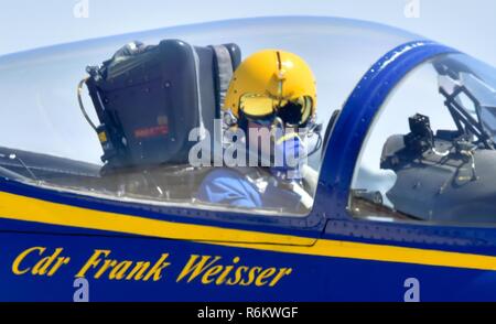 GOLDSBORO, N.C. (Mai. 19, 2017) Cmdr. Frank Weisser, Lead solo Piloten der US-Navy Flight demonstration Squadron zugeordnet, die Blue Angels, weist auf die Masse, die am Flügel über Wayne Air Show. Der Blaue Engel sind geplant mehr als 60 Demonstrationen in den USA im Jahr 2017 durchzuführen. Stockfoto