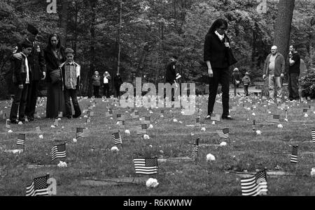 Mitglieder der Kaiserslautern Military Community zahlen, um ihren Respekt zu amerikanischen Kinder im Kaiserslautern Kindergraves während der Ramstein ist Leiter der Gruppe und Deutsch-amerikanische und International Women's Club Kindergraves Trauerfeier in Kaiserslautern, Deutschland, 20. Mai 2017 begraben. Die Kindergraves sind die letzte Ruhestätte für 452 US-amerikanische Kinder, bei oder kurz nach der Geburt von 1952 bis 1971 starb. Die trauerfeier enthalten eine Anrufung, Kranzniederlegungen, Kerzenschein und eine Segnung der Gräber. Stockfoto