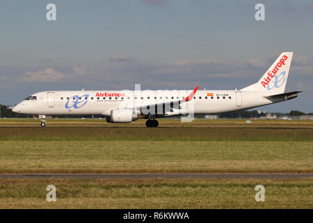 Spanische Air Europa Embraer ERJ-195 mit Registrierung EG-LKM auf auf Start- und Landebahn 36L von Amsterdam Airport Schiphol. Stockfoto