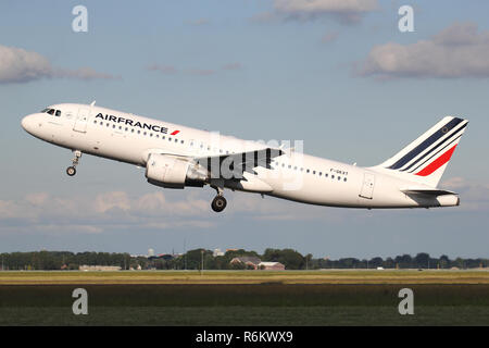 Air France Airbus A320-200 mit der Registrierung F-GKXT nur Airborne auf dem Amsterdamer Flughafen Schiphol. Stockfoto