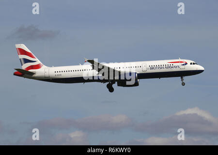 British Airways Airbus A 321-200 mit der Registrierung G-EUXC auf kurze letzte für die Piste 06 des Amsterdamer Flughafens Schiphol. Stockfoto