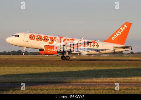 Britische easyJet Airbus A319-100 mit der Registrierung G-EZAK auf auf Start- und Landebahn 36L von Amsterdam Airport Schiphol. Stockfoto