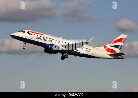 BA CityFlyer Embraer ERJ-170 Mit der Registrierung G-LCYI nur Airborne auf dem Amsterdamer Flughafen Schiphol. Stockfoto