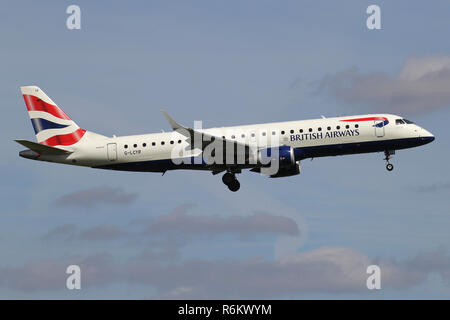 BA CityFlyer Embraer ERJ-190 Mit der Registrierung G-LCYR auf kurze letzte für die Piste 06 des Amsterdamer Flughafens Schiphol. Stockfoto