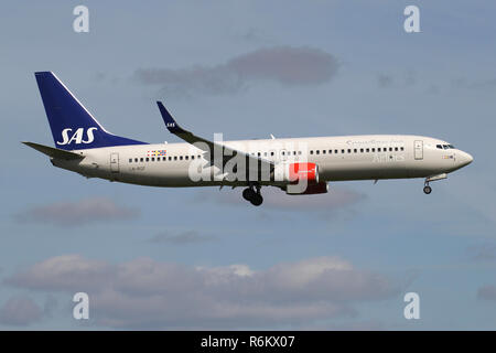 Scandinavian Airlines SAS Boeing 737-800 mit der Registrierung LN-RGF auf kurze letzte für die Piste 06 des Amsterdamer Flughafens Schiphol. Stockfoto