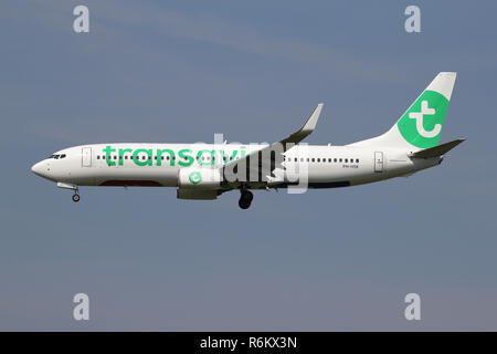 Niederländische Transavia Boeing 737-800 mit der Registrierung PH-HSK auf kurze letzte für die Piste 18 C der Flughafen Amsterdam Schiphol. Stockfoto