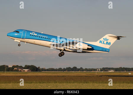 Niederländische KLM Cityhopper Fokker 70 mit Registrierung PH-KZL nur Airborne auf dem Amsterdamer Flughafen Schiphol. Stockfoto