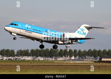 Niederländische KLM Cityhopper Fokker 70 mit Registrierung PH-Kzr nur Airborne auf dem Amsterdamer Flughafen Schiphol. Stockfoto