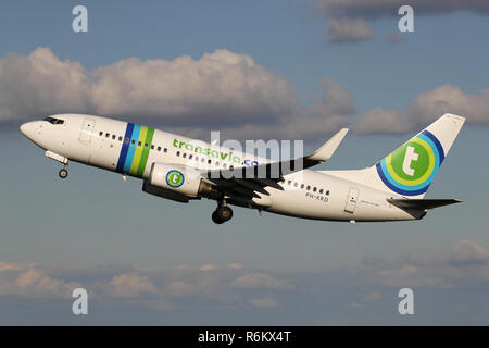 Niederländische Transavia Boeing737-700 mit Registrierung PH-XRD nur Airborne auf dem Amsterdamer Flughafen Schiphol. Stockfoto