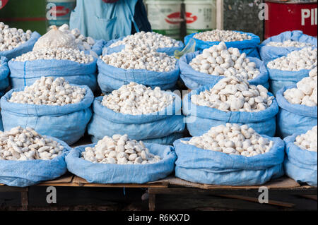 Verschiedene Arten von Kartoffeln auf Anzeige an Rodriguez Markt - La Paz, Bolivien Stockfoto