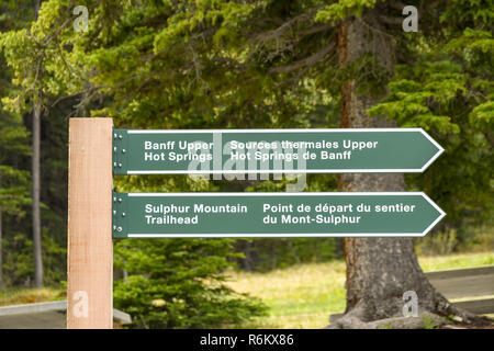 BANFF, Alberta, Kanada - Mai 2018: Touristische Informationen anmelden, den Weg zu Sehenswürdigkeiten in Banff. Stockfoto