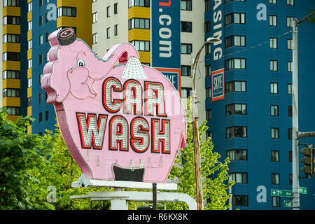 SEATTLE, WA, USA - JUNI 2018: Große beleuchtete Zeichen für die Pink Elephant Autowäsche in Downtown Seattle. Stockfoto