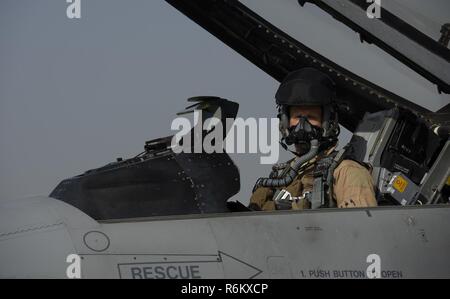 Brig. Gen. Jim Sears, Kommandant der 455th Air Expeditionary Wing, bereitet sich auf den Start vor seinem fini Flug am Flughafen Bagram, Afghanistan, 22. Mai 2017. Während des Fluges, Sears den Himmel mit seinem flügelmann patrouillierten, feindliche Bodentruppen von oben Koalition und afghanischen Truppen zu unterstützen. Stockfoto