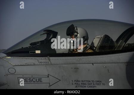 Brig. Gen. Jim Sears, Kommandant der 455th Air Expeditionary Wing, bereitet sich auf den Start vor seinem fini Flug am Flughafen Bagram, Afghanistan, 22. Mai 2017. Während des Fluges, Sears den Himmel mit seinem flügelmann patrouillierten, feindliche Bodentruppen von oben Koalition und afghanischen Truppen zu unterstützen. Stockfoto