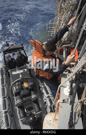 Mittelmeer (19. Mai 2017) der französischen Marine Quartermaster 2. Klasse Alexandre Arnault, zugeordnet zu den cassard-Klasse anti-air Fregatte FS Jean Bart (D 615), fährt der Arleigh-Burke-Klasse geführte Anti-raketen-Zerstörer USS Ross (DDG71) Mai 19, 2017. Ross und Jean Bart nahmen an einem Personal austauschen kann 18-19, im Mittelmeer. Ross, Vorwärts - Rota, Spanien bereitgestellt werden, ist die Durchführung von naval Operations in den USA 6 Flotte Bereich der Maßnahmen zur Unterstützung der US-amerikanischen nationalen Sicherheitsinteressen in Europa und Afrika. Stockfoto