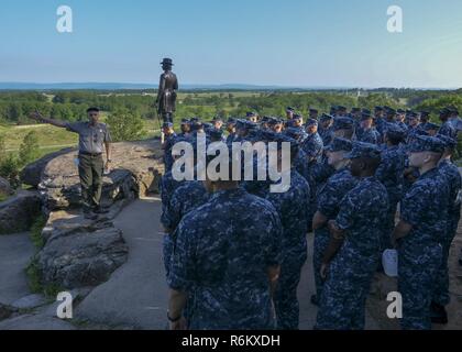 GETTYSBURG, Pa (19. Mai 2017) John Heisser, Historiker an der Gettysburg National Military Park, bietet Seglern auf der United States Navy zeremoniellen Guard eine Tour auf dem Schlachtfeld vor einer Community Relations Projekt zugewiesen sind. Die USNCG nahmen an der COMREL zu schonen und dem Standort der Bürgerkrieg bewahren - ära Schlacht von Gettysburg, gekämpft zwischen der Union und der konföderierten Truppen aus 1-3 Juli, 1863. Stockfoto