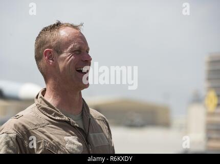 Brig. Gen. Jim Sears, Kommandant der 455th Air Expeditionary Wing, leitete seine fini Flug vom Flughafen Bagram, Afghanistan, 22. Mai 2017. Während des Fluges, Sears den Himmel mit seinem flügelmann patrouillierten, feindliche Bodentruppen von oben Koalition und afghanischen Truppen zu unterstützen. Sears ist eine dekorierte Pilot, fliegen in die C-130E Hercules, T-3 ein Glühwürmchen, T-38 C Talon und F-16 Fighting Falcon. Stockfoto