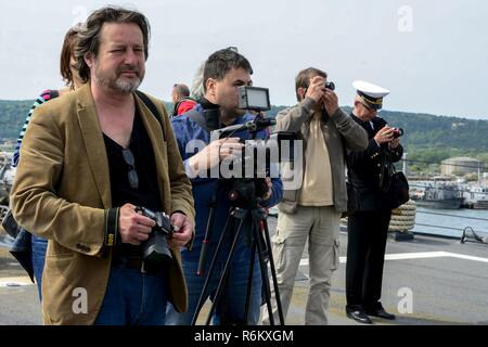 VARNA, Bulgarien (17. Mai 2017) - Bulgarische Medien kommen an Bord der Arleigh-Burke-Klasse geführte Anti-raketen-Zerstörer USS Oscar Austin (DDG79) für einen Tag, den 17. Mai 2017. Oscar Austin auf einer routinemäßigen Bereitstellung unterstützen die nationale Sicherheit der USA Interessen in Europa und der zunehmenden Theater Sicherheit gute Zusammenarbeit und freuen uns naval Präsenz in den USA 6 Flotte Bereich der Operationen. Stockfoto