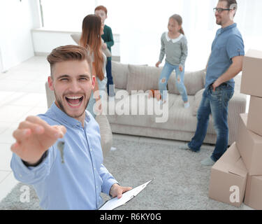 Lächelnd Realtor mit Zwischenablage, Schlüssel zur neuen Wohnung Stockfoto