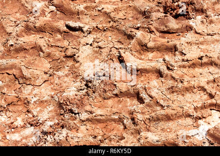 Traktor, Bagger, Auto, Automobil Reifenspuren auf matschigen Weg. Schlamm und das Rad auf der Straße nach Regen. Schlamm mit Lkw-Spur im regnerischen Tag. Stockfoto