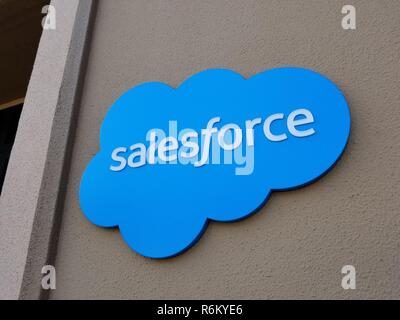 Schild mit dem Logo des Regionalbüros von Salesforce im Silicon Valley, Palo Alto, Kalifornien, 2. November 2018. () Stockfoto