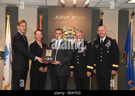 Karl F. Schneider (Links), Senior Karriere Offizielle, die Aufgaben der Staatssekretär der Armee, Wirt des 2016 Lean Six Sigma Excellence Awards Programm Zeremonie am 18. Mai 2017 an das Pentagon in Arlington, Virginia, Haltungen mit Diane Parks (Zweite von links), US-Armee Korps der Ingenieure Nashville District Chief von Operationen, Tim Dunn (Dritter von links), Nashville Bezirk stellvertretender Leiter der Operationen, und Generalmajor Richard L. Stevens, (Vierter von links) US-Armee Korps der Ingenieure stellvertretender Kommandierender General, Generalleutnant Edward C. Cardon, Direktor des Büros der Business Transformation. Stockfoto