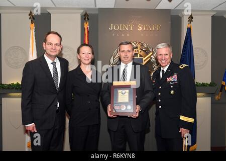 Karl F. Schneider (Links), Senior Karriere Offizielle, die Aufgaben der Staatssekretär der Armee, Wirt des 2016 Lean Six Sigma Excellence Awards Programm Zeremonie am 18. Mai 2017 an das Pentagon in Arlington, Virginia, Haltungen mit Diane Parks (Zweite von links), US-Armee Korps der Ingenieure Nashville District Chief von Operationen, Tim Dunn (Dritter von links), Nashville Bezirk stellvertretender Leiter der Operationen, und Generalmajor Richard L. Stevens, US-Armee Korps der Ingenieure stellvertretender kommandierender General. Parks und Dunn akzeptiert die Armee des Lean Six Sigma Award Programm Process Improvement Project Team Pe Stockfoto