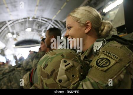 Ein Fallschirmjäger mit der 82Nd Airborne Division wartet in einem Air Force Flugzeuge mit fallschirmjäger von America's Ehrengarde ein Airborne Assault zur Unterstützung aller amerikanischen Woche 100 Airborne Review in Fort Bragg, N.C., 25. Mai 2017 durchführen. Die Airborne Assault wurde wegen Wetter abgebrochen, aber das Airborne Review ist der Höhepunkt aller amerikanischen Woche 100, ist eine Gelegenheit für die Fallschirmjäger in Vergangenheit und Gegenwart zu feiern, die Mitglieder von Amerikas Ehrenwache. In diesem Jahr Alle amerikanischen Thema lautet: "feiert ein Jahrhundert Service!" Stockfoto