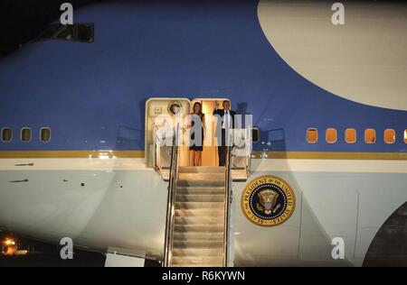 Präsident Donald Trump und First Lady Melania Trump kommen am Naval Air Station Sigonella, Italien, 25. Mai 2017. Trump reiste nach Sizilien, um den G7-Gipfel zu besuchen und mit anderen weltweit führenden, italienischen Ministerpräsidenten Paolo Gentiloni zu gehören. NASSIG ist ein strategisch günstig gelegenen Ausgangspunkt, der in der Lage ist, eine Reihe von Operationen, die Häuser Segler, Flieger, Soldaten und Marines mit speziellen Zweck Marine Air-Ground Task Force - Krisenmanagement - Afrika. Stockfoto