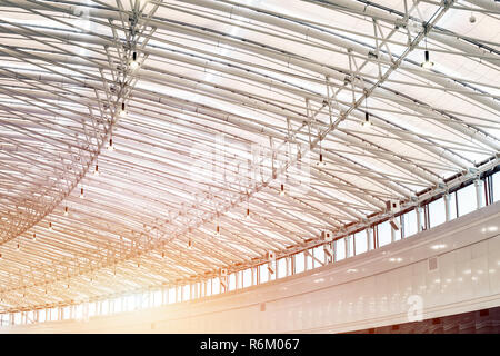 Gebogene big shoppimg Mall Dach im Innenbereich. Moderne Metall und Glas Decke Bau Stockfoto