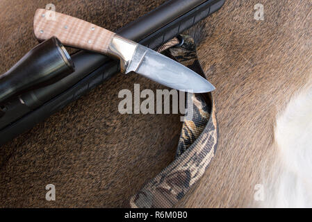 Eine feststehende Messer Jagdmesser sitzt auf einem Gewehr auf ein Reh ausblenden Stockfoto