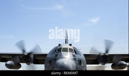 Das Bodenpersonal in einem HC-130 P/N Kampf gegen König aus Die 129 Rettung Flügel aus Moffett Federal Airfield, Calif., starten Sie die Motoren der Flugzeuge während der Nationalen begrüssen zu Amerikas Helden in der Luft und auf See Medien anzeigen Tag 26. Mai 2017 in Miami Beach, Fla. top tier militärischen US-Vermögenswerte haben in Miami zu Showcase Luftüberlegenheit beim ehren diejenigen, die das ultimative Opfer während des Memorial Day Wochenende gemacht haben. Die 129 RQW mit zwei HH-60G Pave Hawk und vier A-10 Thunderbolt II Flugzeuge aus der Rettung 920th Wing und dem 442 d Fighter Wing beziehungsweise zu Schlagzeile die Airshow von Stockfoto