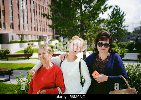 Drei Frauen unterschiedlichen Alters, Familie. Großmutter, Mutter, Tochter. Stockfoto