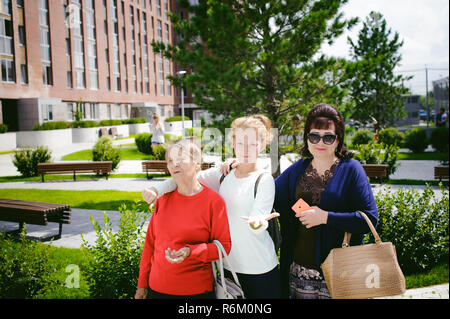 Drei Frauen unterschiedlichen Alters, Familie. Großmutter, Mutter, Tochter. Stockfoto