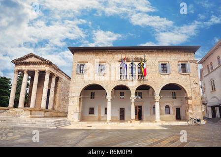 Antike römische Tempel des Augustus und kommunale Palast, Rathaus in Pula. Istrien, Kroatien Stockfoto