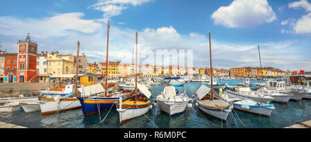 Panoramablick auf Meer mit Glockenturm und Marina im Hafen von Altstadt Rovinj. Istrien, Kroatien Stockfoto