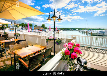 Wunderschöne Aussicht von Street Cafe von Meer und Yachthafen in kleine Stadt Naantali. Finnland Stockfoto