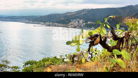 Die Bucht und die Küste von Giardini Naxos. Panoramablick von Taormina. Sizilien, Italien Stockfoto